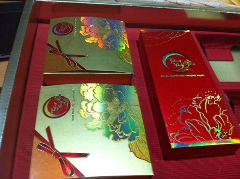 Chị Hạnh N. mua hộp bánh Trung thu Kinh Đô Trăng vàng, giá 770.000 tại Fivimart. Trên bánh ghi hạn sử dụng đến ngày 04/10/2012, nhưng đến ngày 27/9 hộp bánh đã mốc đen.